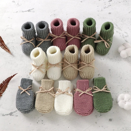 BowBliss Newborn Accessory Set | 

Handcrafted knitted boots and mittens for warmth and style. Suitable for boys and girls aged 0-18 months.